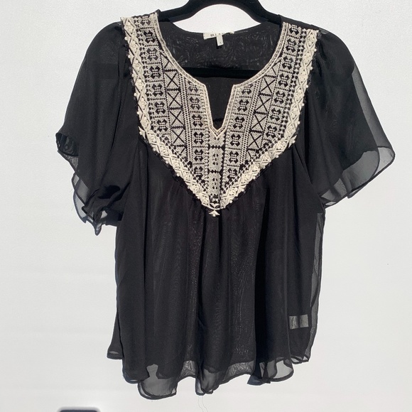 miami Tops - NWT BLACK & CREAM EMBROIDERED TOP (L)